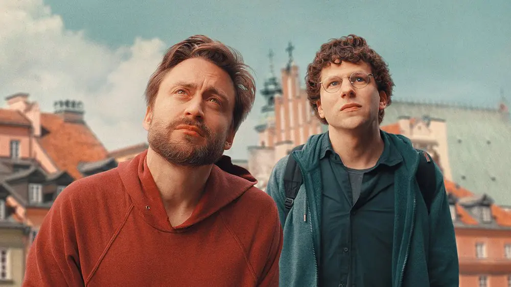 O ator Kieran Culkin e o ator, diretor e roteirista Jesse Eisenberg em cena de A Verdadeira Dor