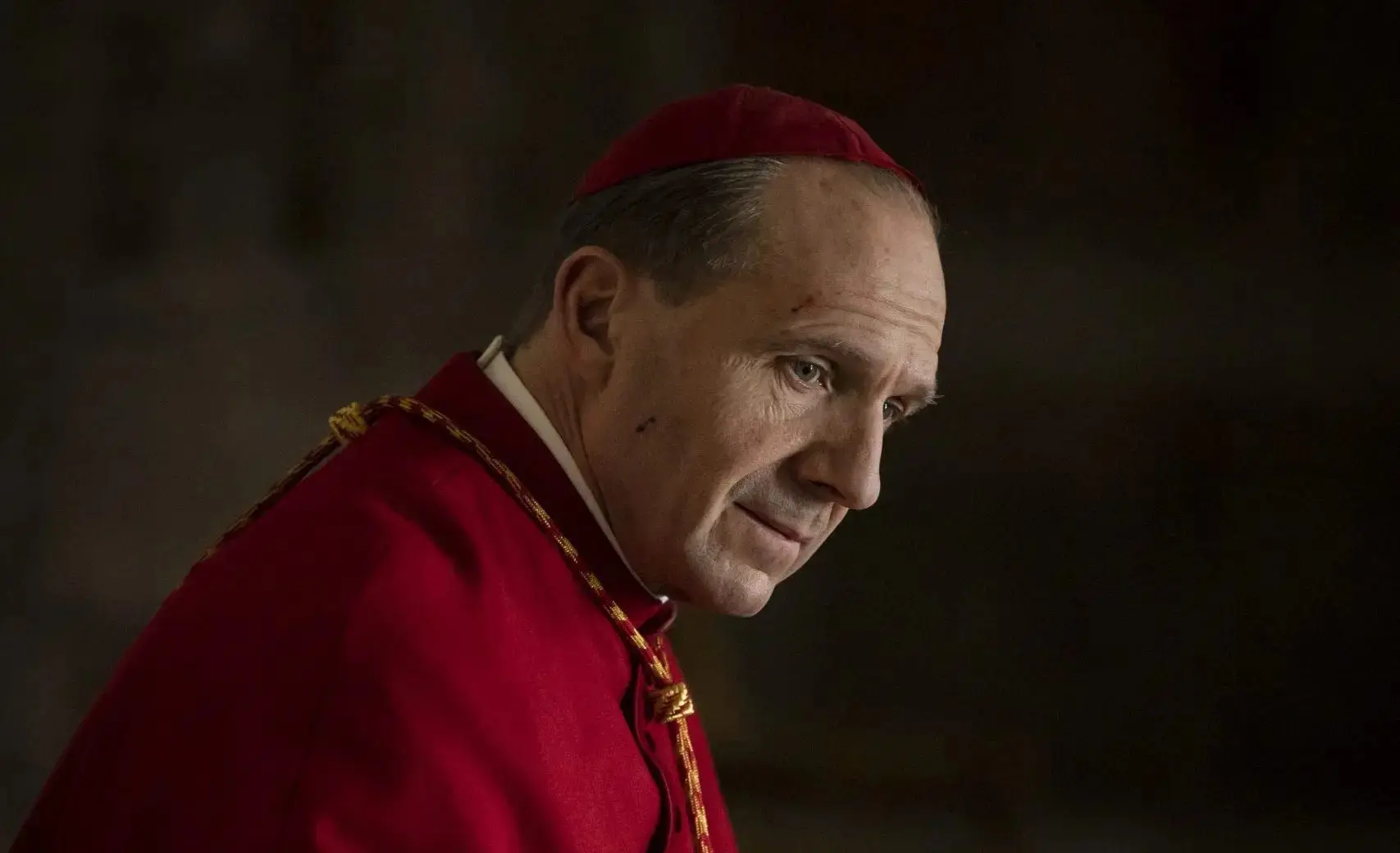 Ralph Fiennes, candidato ao Oscar de Melhor Ator, vive o cardeal Thomas Lawrence