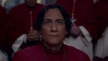 O cardeal Benítez, Interpretado por Carlos Diehz, guarda um segredo chocante