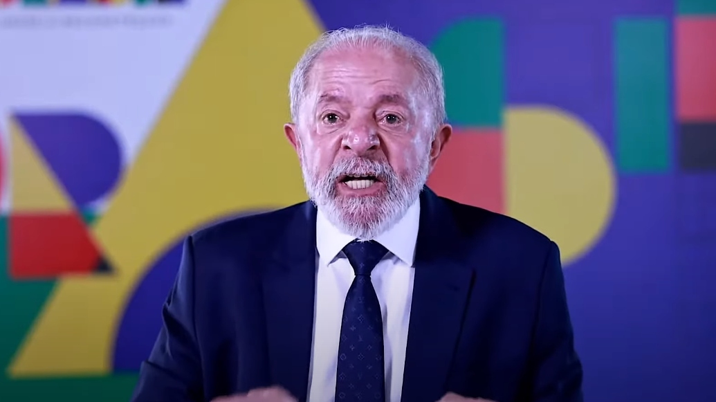 Lula exibindo a gravata luxuosa da marca Louis Vuitton na última quinta-feira (6)
