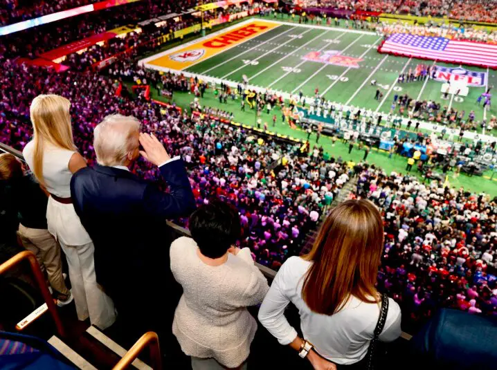 Trump no Super Bowl: mídia progressista acusa o presidente de usar o evento em sua guerra contra a cultura woke.