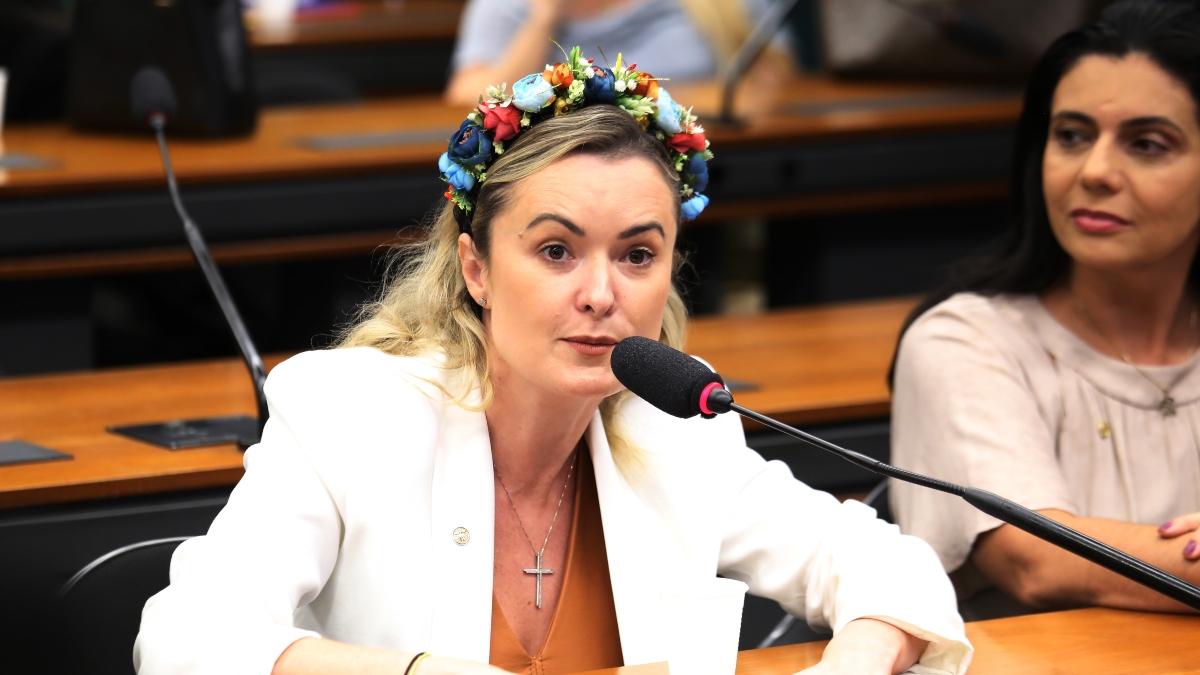 Júlia Zanatta afirma que moeda proposta pelo Banco Central pode levar a um monitoramento das transações pessoais pelo governo.