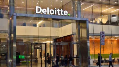 Escritório da Deloitte: empresa pediu aos empregados que trabalham com contratos governamentais que removam pronomes de gênero em suas assinaturas de e-mail.
