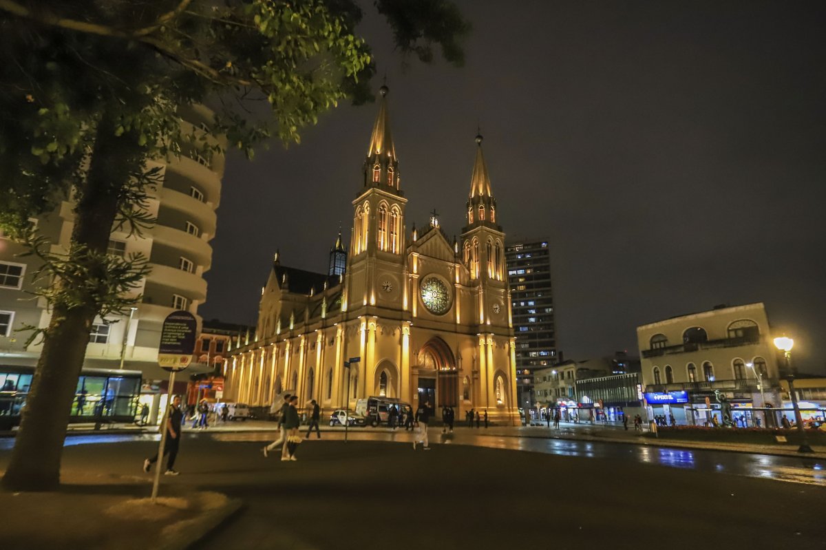 Catedral Basílica de Curitiba foi construída no século XIX.