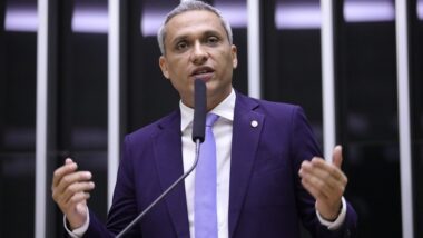 O abaixo-assinado foi lançado pelo deputado Gustavo Gayer na última segunda-feira (10) e pretende chegar a 1 milhão de assinaturas a favor da anistia aos presos do 8 de janeiro