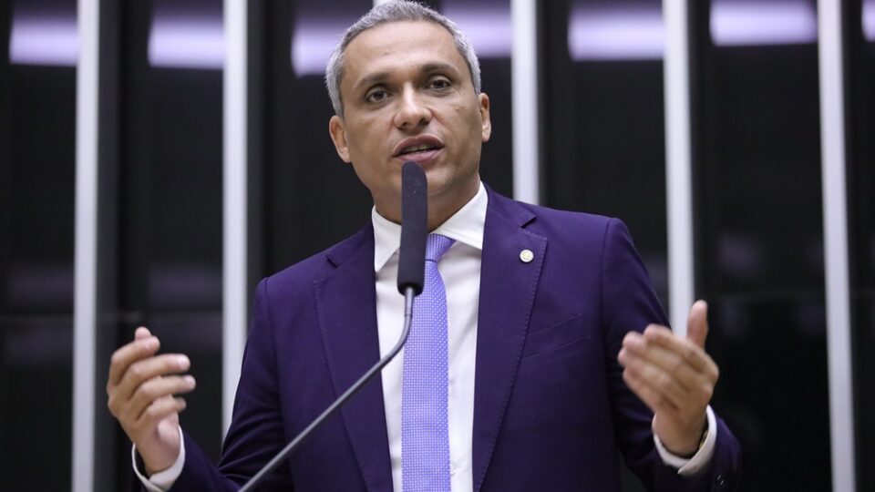 O abaixo-assinado foi lançado pelo deputado Gustavo Gayer na última segunda-feira (10) e pretende chegar a 1 milhão de assinaturas a favor da anistia aos presos do 8 de janeiro