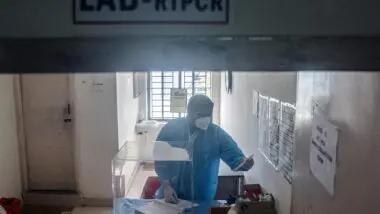 Profissional de saúde indiano usando um equipamento de proteção individual (EPI) trabalha dentro de um laboratório de coleta de amostras de RT-PCR enquanto prepara uma enfermaria de isolamento para tratar pacientes com COVID-19, no Hospital Geral do Governo Rajiv Gandhi, em Chennai, Índia, 27 de dezembro de 2022.