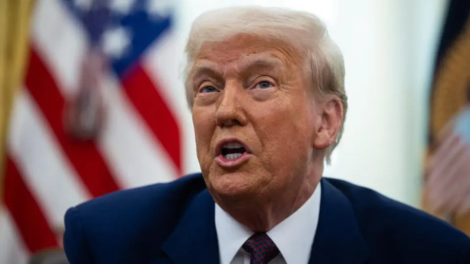 Trump prepara demissão de 15 mil funcionários da receita federal dos EUA, diz emissora