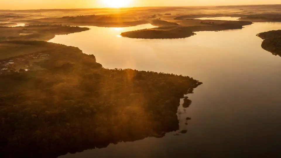 Usina solar flutuante será implantada pela Itaipu no lado paraguaio da usina, que fica na divisa entre aquele país e o Brasil.