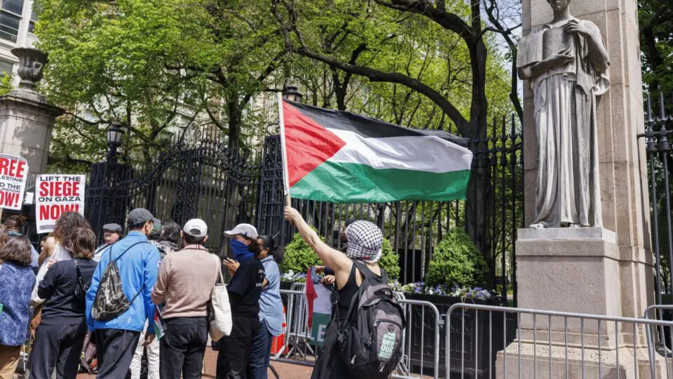 Estudantes pró-Palestina invadem universidade nos EUA e impedem judeus de participarem das aulas