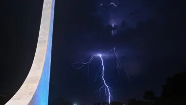 Tempestade ao fundo das colunas do Supremo Tribunal Federal (STF), em Brasília, no dia 28 de setembro de 2023