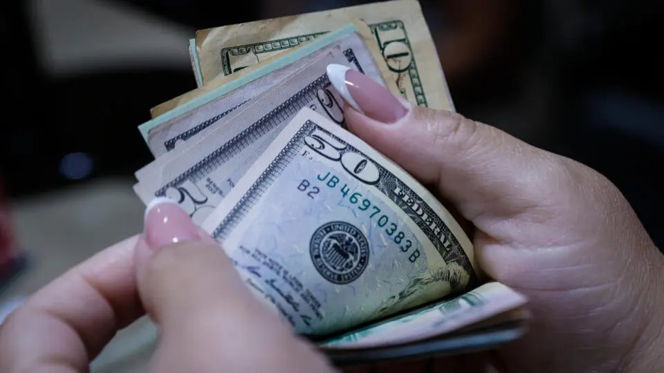 Dólar fecha abaixo de R$ 5,70 com queda na aprovação de Lula e Trump no radar