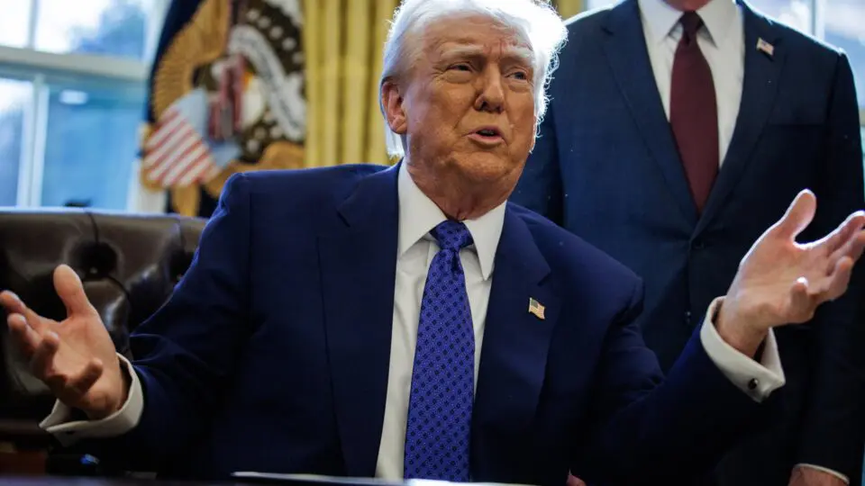 Trump assina decreto para cortar financiamento de escolas que exigem vacinação contra covid