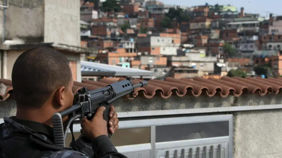 Polícia faz operação em favela dominada pelo crime organizado no Rio de Janeiro.