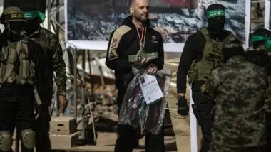 Hamas envia junto a refém libertado ampulheta com ameaça a Israel: “O tempo está se esgotando”