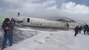Avião fica de ponta-cabeça após acidente durante pouso em aeroporto no Canadá