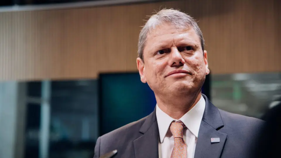 Pesquisa para disputa à Presidência em 2026 indica empate técnico entre Tarcísio de Freitas e Lula no 2º turno