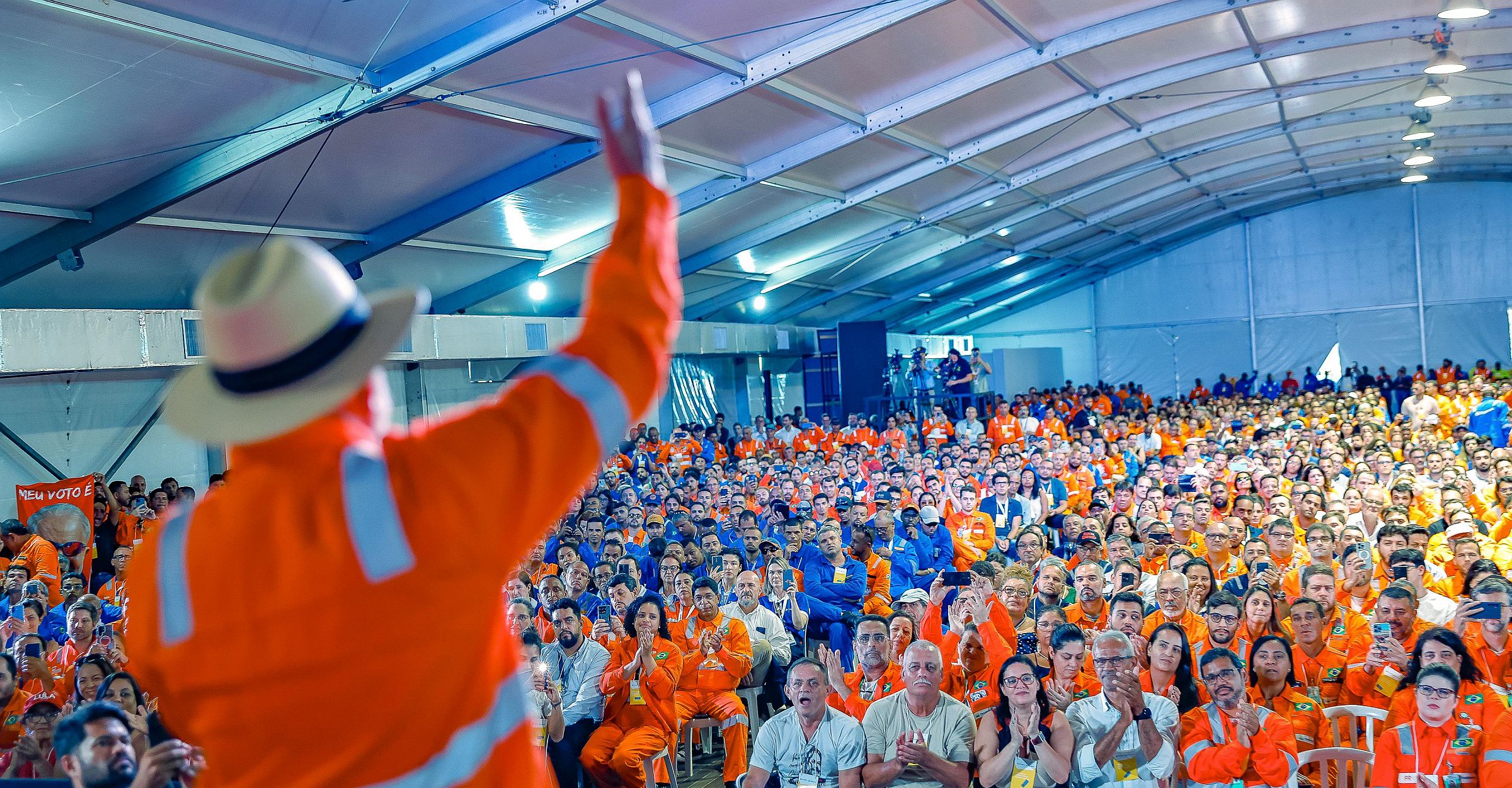 Lula (de costas) discursa durante evento da Petrobras em Angra dos Reis (RJ), quando atacou novamente a Lava Jato.
