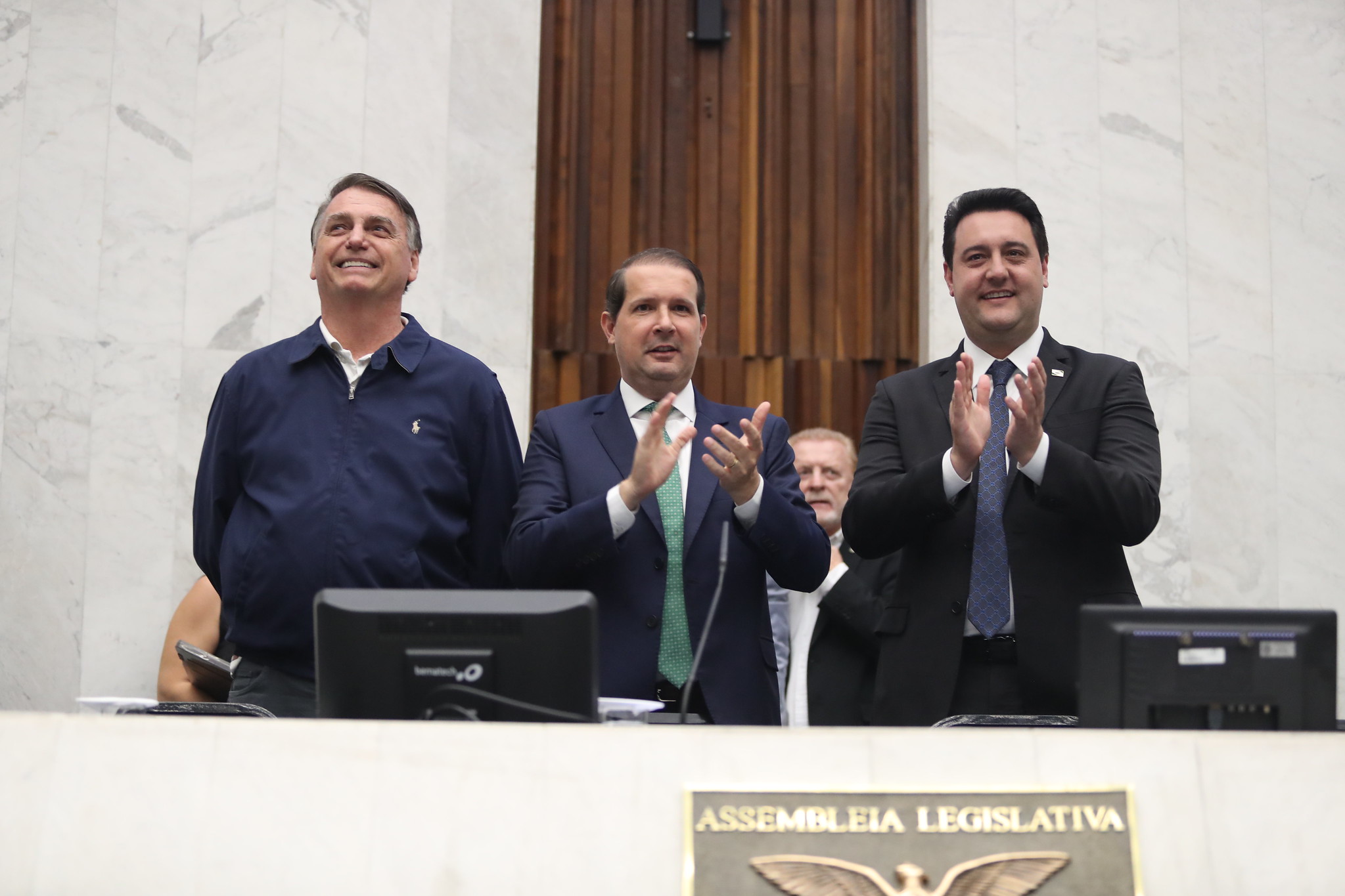 Enquanto Bolsonaro busca reverter inelegibilidade, Ratinho Jr. se consolida como alternativa para 2026.