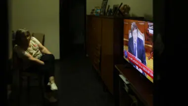 Milei interrompe entrevista sobre escândalo da cripto e causa polêmica na Argentina