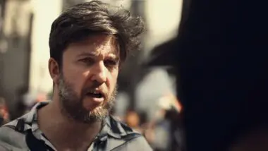 Newton Cannito em uma cena de "Utopia Brasil": "Temos que sair desse debate furado sobre quem foi mais oprimido".