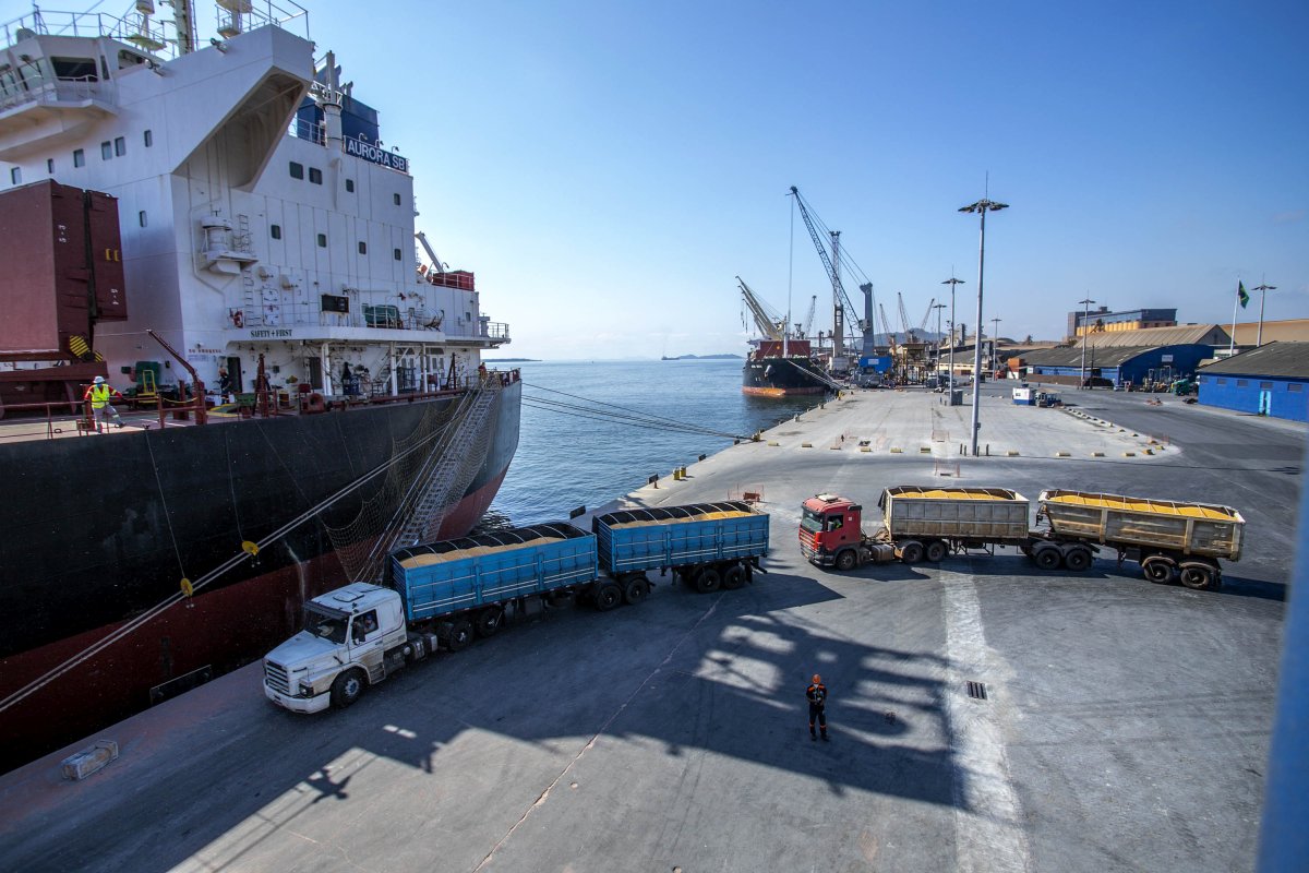 Porto de Paranaguá é a principal porta de saída do Paraná de produtos para o exterior.