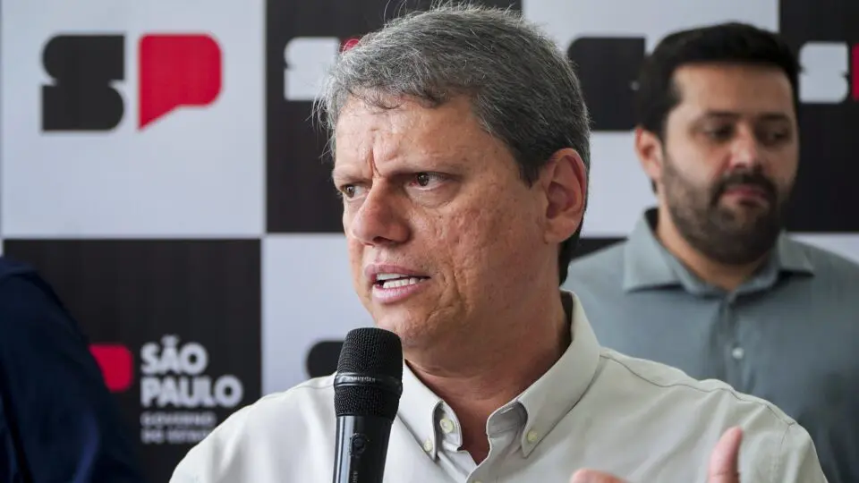 Pesquisa aponta potencial eleitoral de Tarcísio e Lula para a Presidência em 2026.