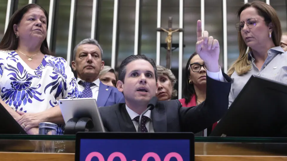 Motta diz que não é “frouxo” e ameaça punir deputados