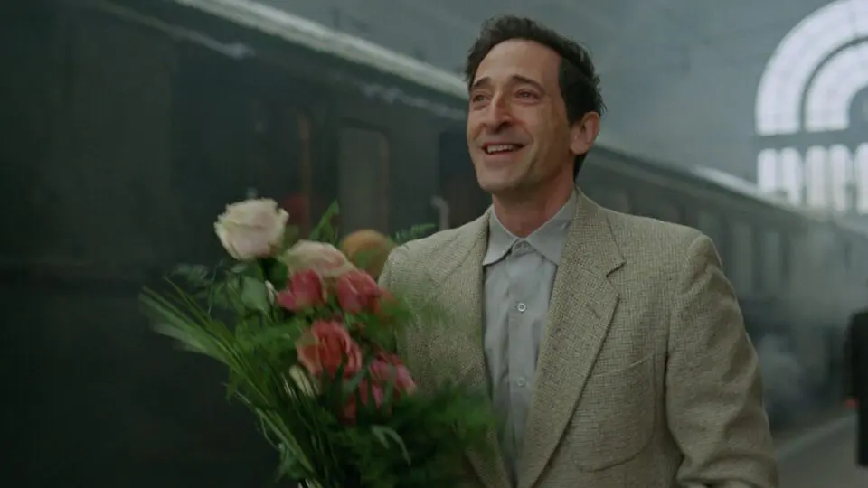 Adrien Brody interpreta o arquiteto judeu László Toth