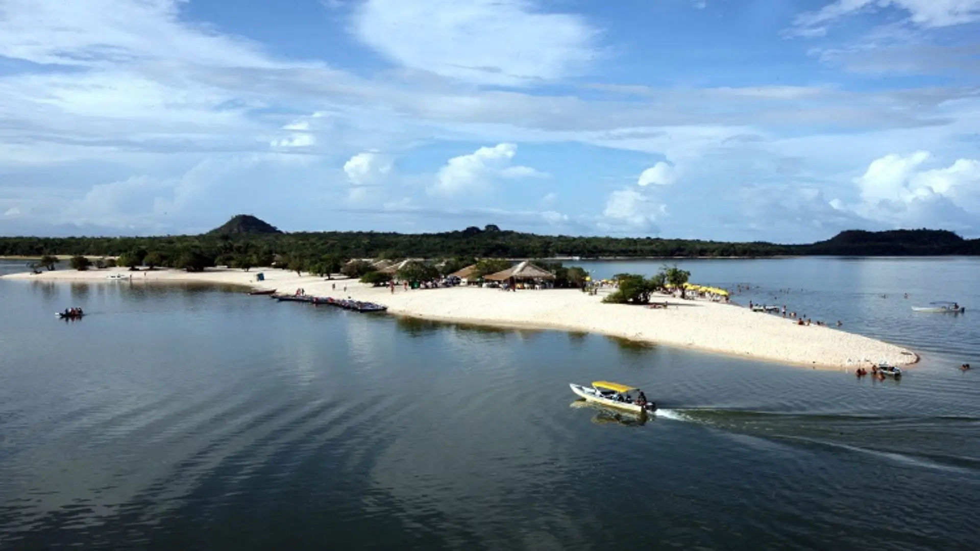 No Pará, Alter do Chão, localizado na margem do Rio Tapajós, impulsiona o turismo.