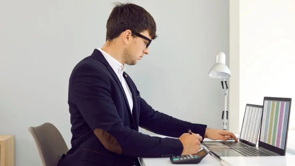 Os executivos de finanças podem usar IA para simular diferentes cenários econômicos, otimizar modelos de previsão de receitas e despesas