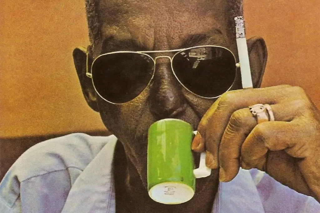 Imagem clássica do sambista Cartola, presente na capa de seu terceiro LP