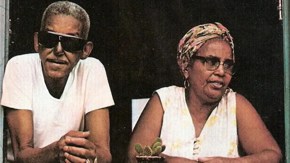 Cartola ao lado de Dona Zica em foto popularizada na capa do segundo disco do sambista