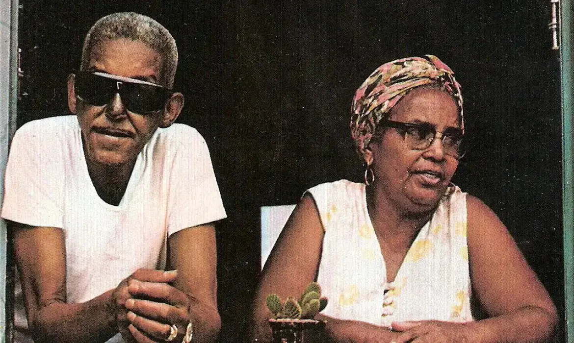 Cartola ao lado de Dona Zica em foto popularizada na capa do segundo disco do sambista