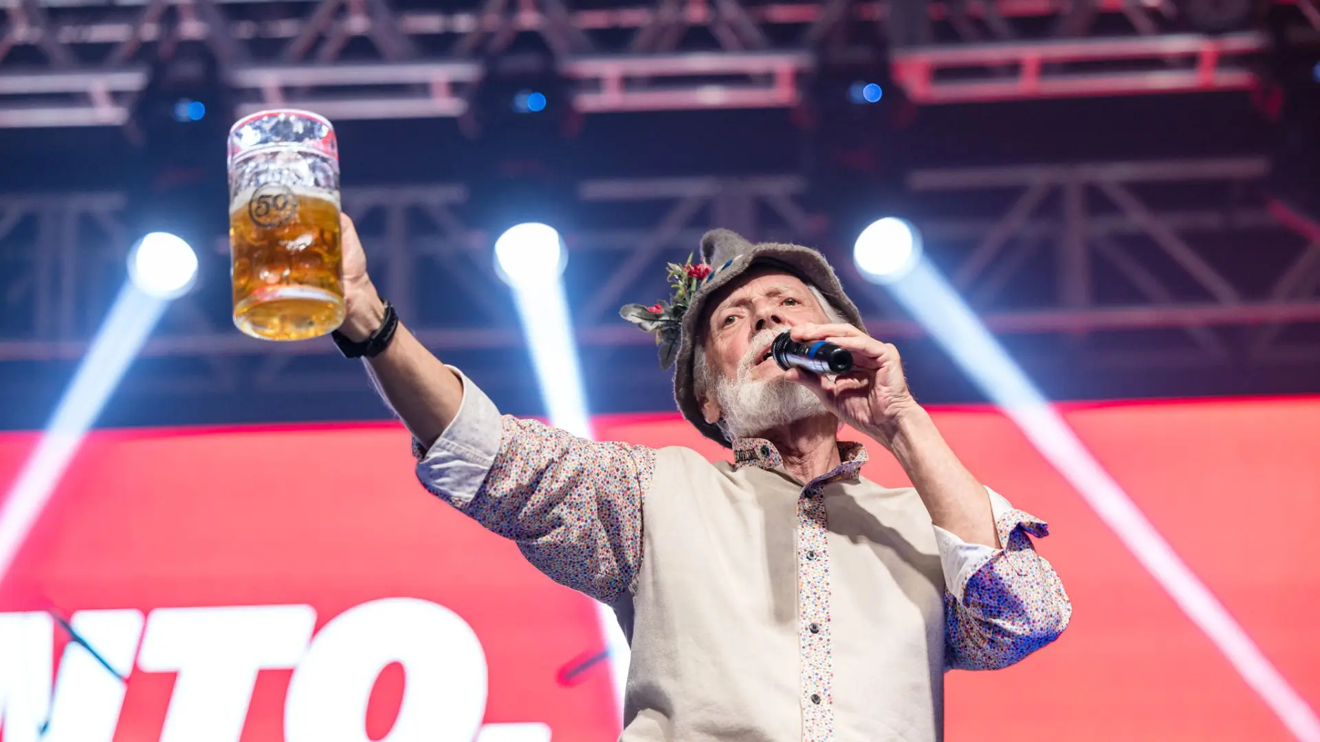 Em Blumenau (SC), a tradicional Oktoberfest atrai turistas cervejeiros