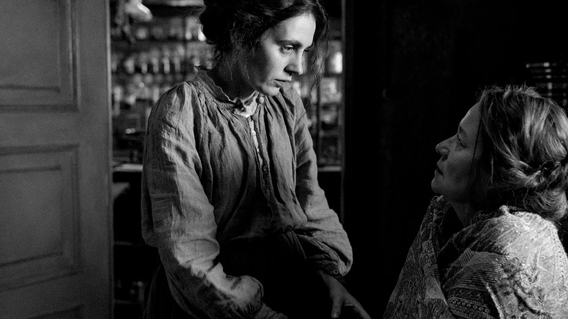 As atrizes dinamarquesas Vic Carmen Sonne e Trine Dyrholm de "A Garota da Agulha"