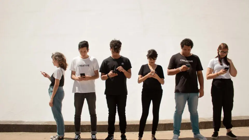 É possível garantir que as novas gerações desenvolvam uma relação saudável com a internet, equilibrando liberdade e segurança?