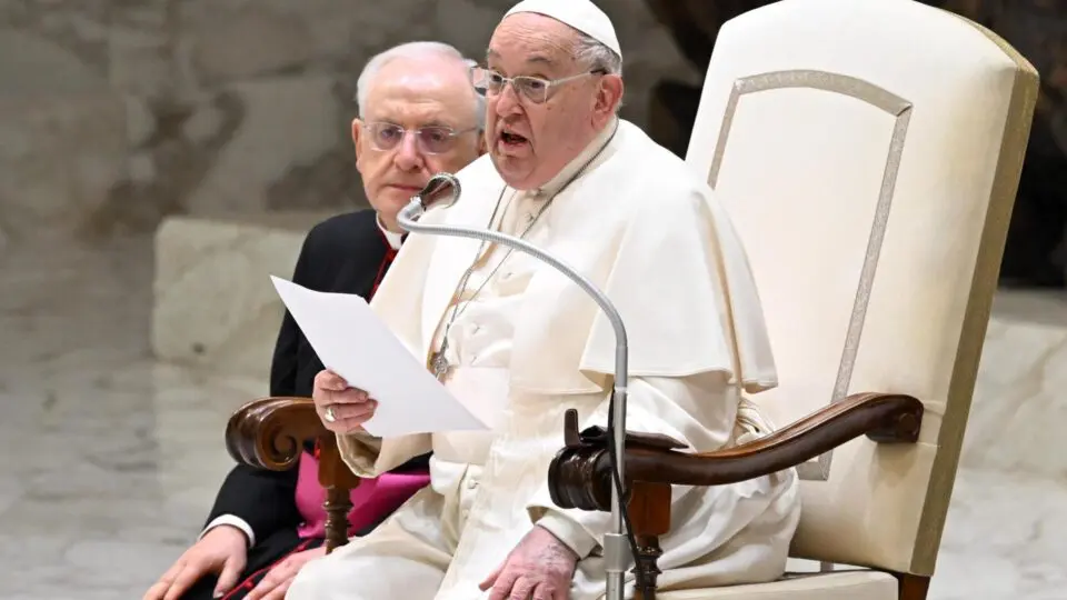 Papa consolida melhora e não está mais em "perigo iminente", diz Vaticano