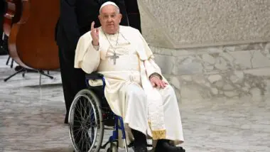 Vaticano diz que condição clínica do papa Francisco “permanece crítica, mas estável”