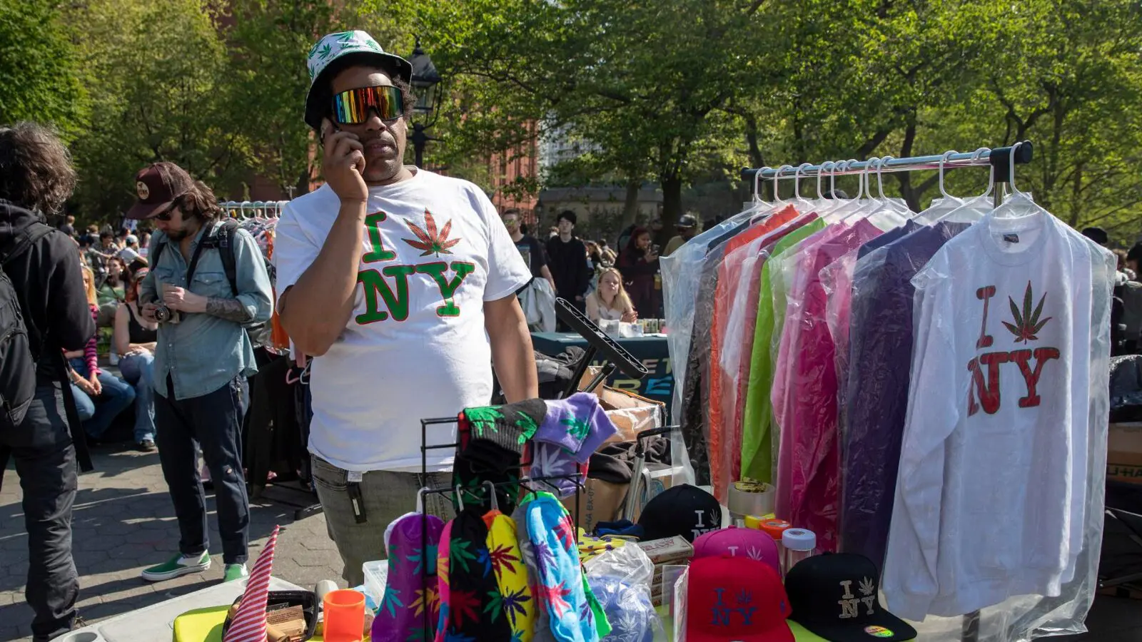 Ambulante vende camisetas alusivas à maconha no "Dia da Erva", em Nova York.