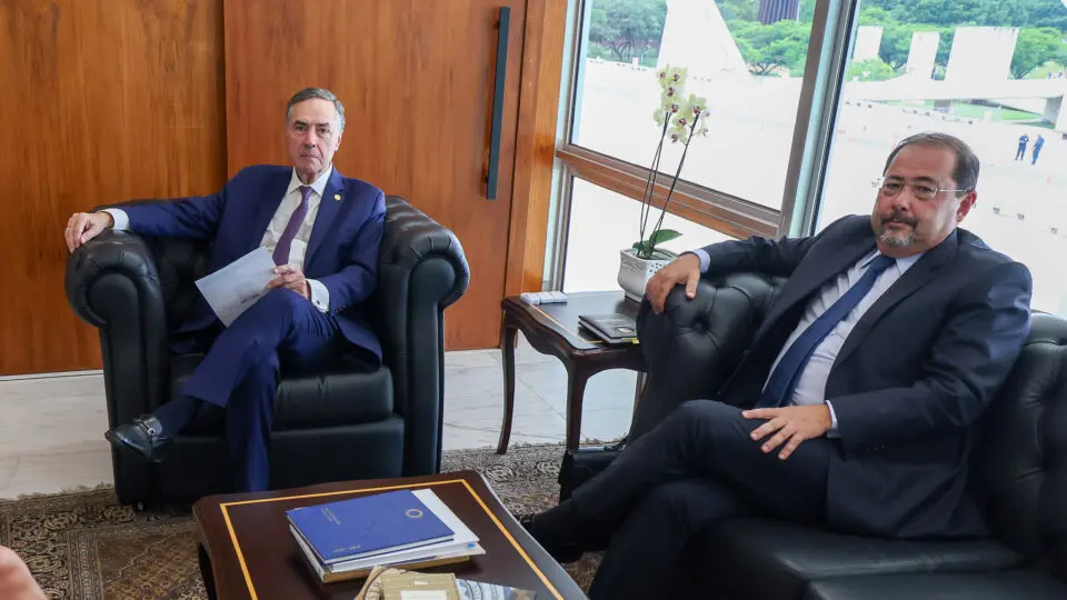 Defesa de Bolsonaro pedirá impedimento de Zanin e Dino