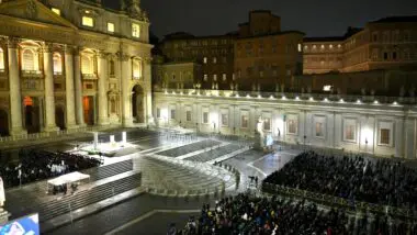 Ao vivo: fiéis rezam pela saúde do papa Francisco na Praça São Pedro