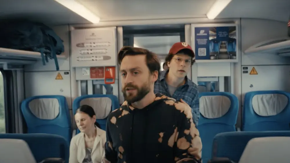 Os atores Kieran Culkin e Jesse Eisenberg, de "A Verdadeira Dor" viajando de trem pela Polônia