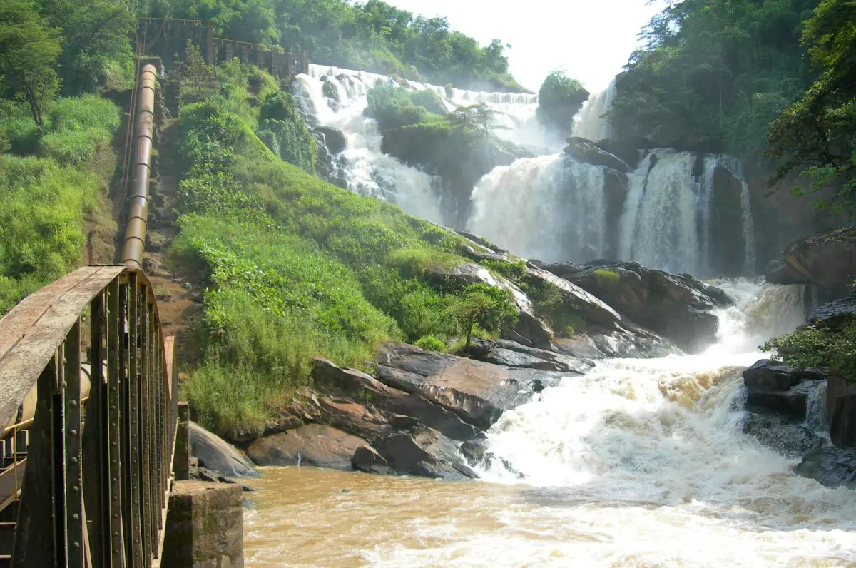 Cachoeira de Tombos, no Caminho da Luz.