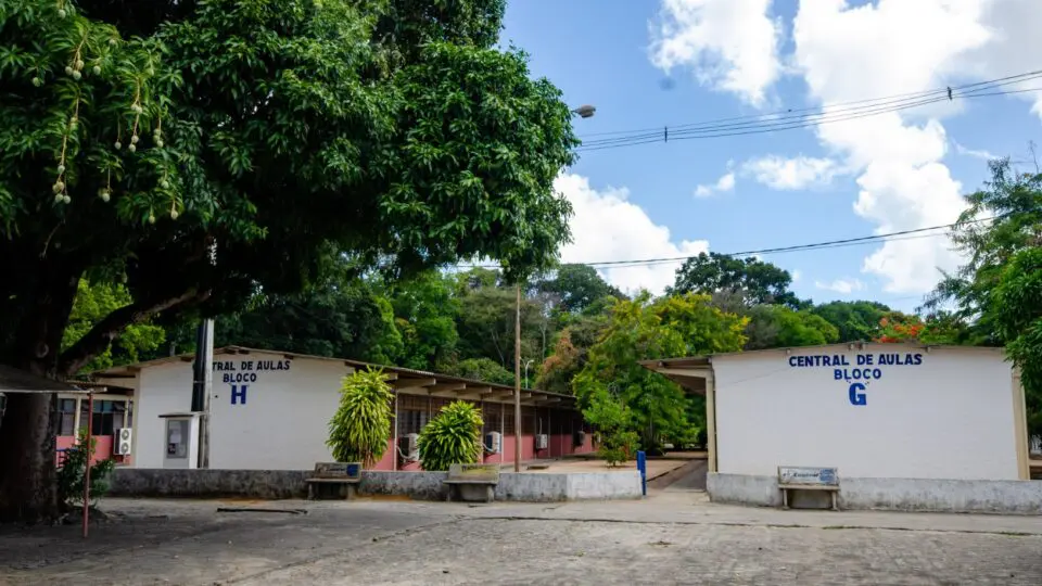 O diretor administrativo da Central de Aulas da UFPB é acusado de transfobia por um trans que usou o banheiro feminino da instituição.