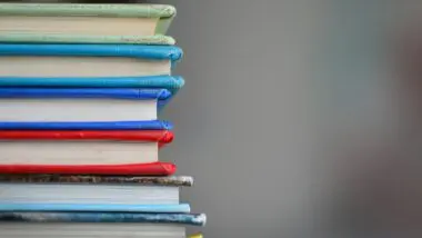 A transição da leitura profunda de livros para o consumo superficial de informações digitais está afetando nossa capacidade de atenção.