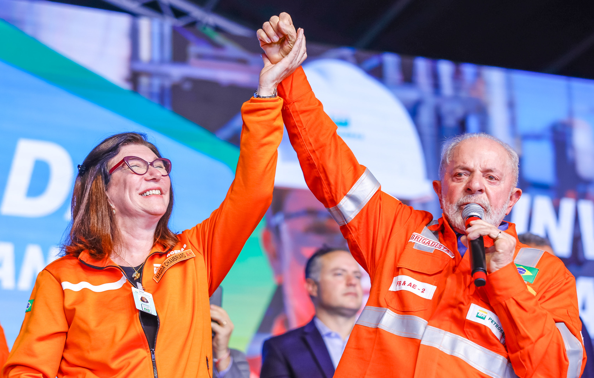 Queda de 70,6% no lucro líquido da Petrobras foi registrada no primeiro balanço anual da gestão de Magda Chambriard. Na imagem: o presidente Lula ao lado de Magda.