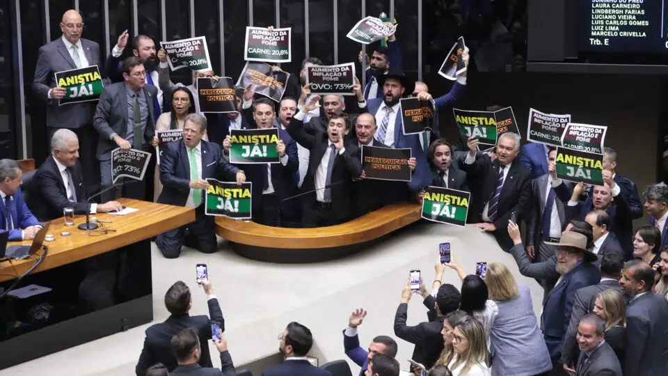 Motta proíbe cartazes e panfletos no plenário da Câmara