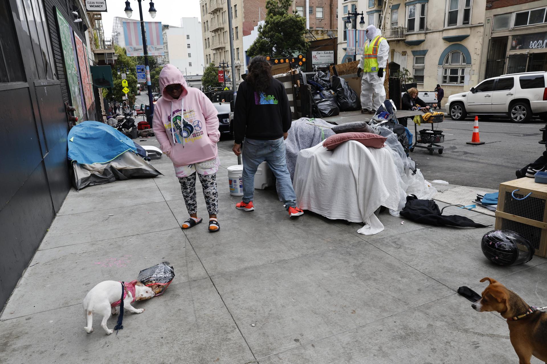 A equipe de Obras Públicas, membros do Corpo de Bombeiros de e paramédicos limpam um acampamento de moradores de rua em San Francisco, Califórnia, EUA, 12 de agosto de 2024: o impacto dos traficantes de drogas se estende aos vizinhos e comerciantes, que precisam lidar com violência, sujeira e miséria.