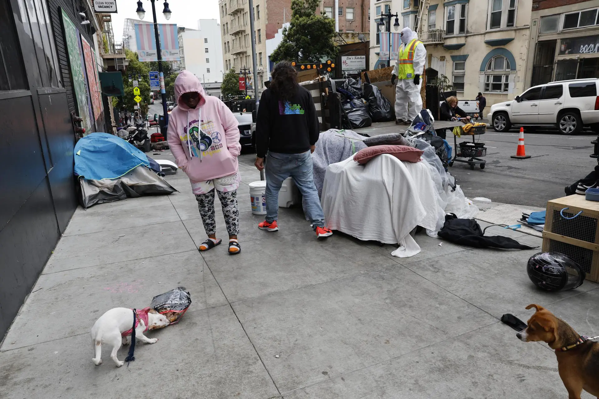 A equipe de Obras Públicas, membros do Corpo de Bombeiros de e paramédicos limpam um acampamento de moradores de rua em San Francisco, Califórnia, EUA, 12 de agosto de 2024: o impacto dos traficantes de drogas se estende aos vizinhos e comerciantes, que precisam lidar com violência, sujeira e miséria.
